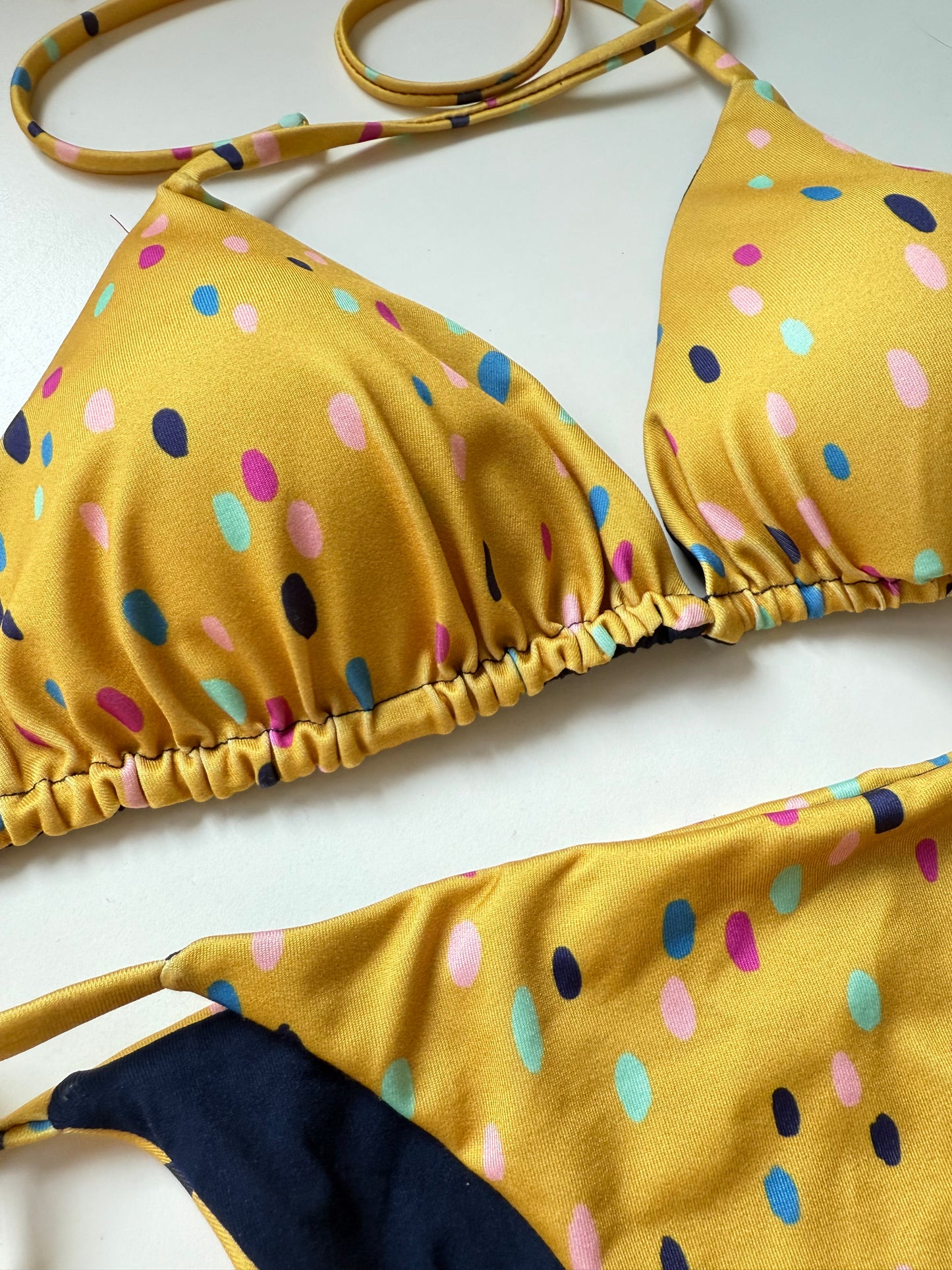BIKINI TRIANGOLO E SLIP LACCETTI pois asimmentrici GIALLO SENAPE