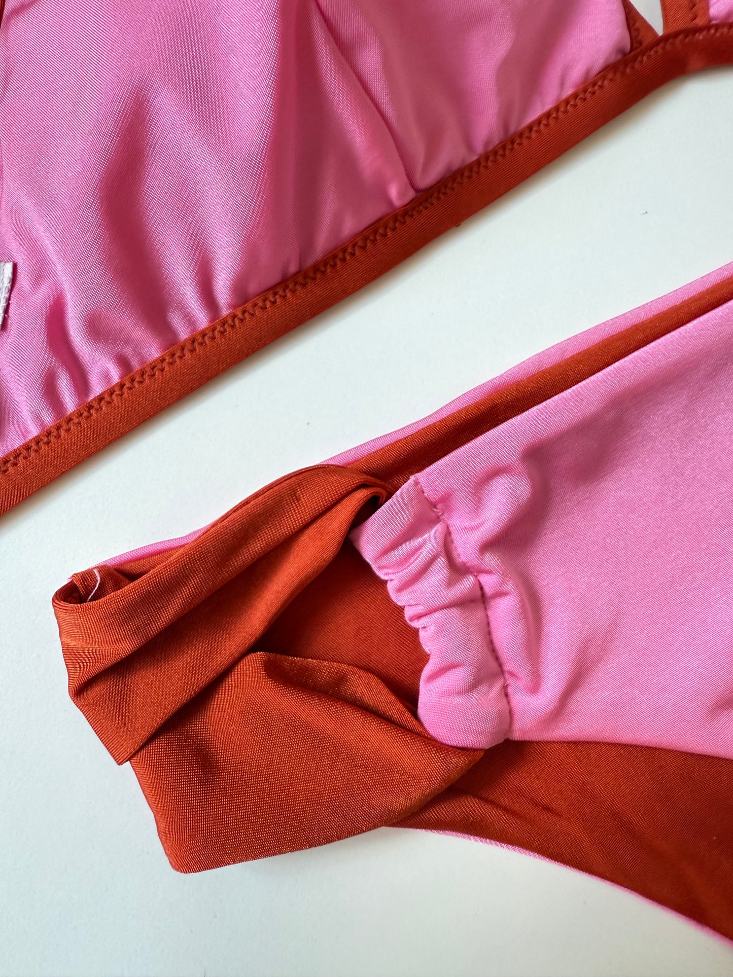 TRIANGOLO VELA BORDATO + SLIP FIANCHETTO ROSA/ARANCIO
