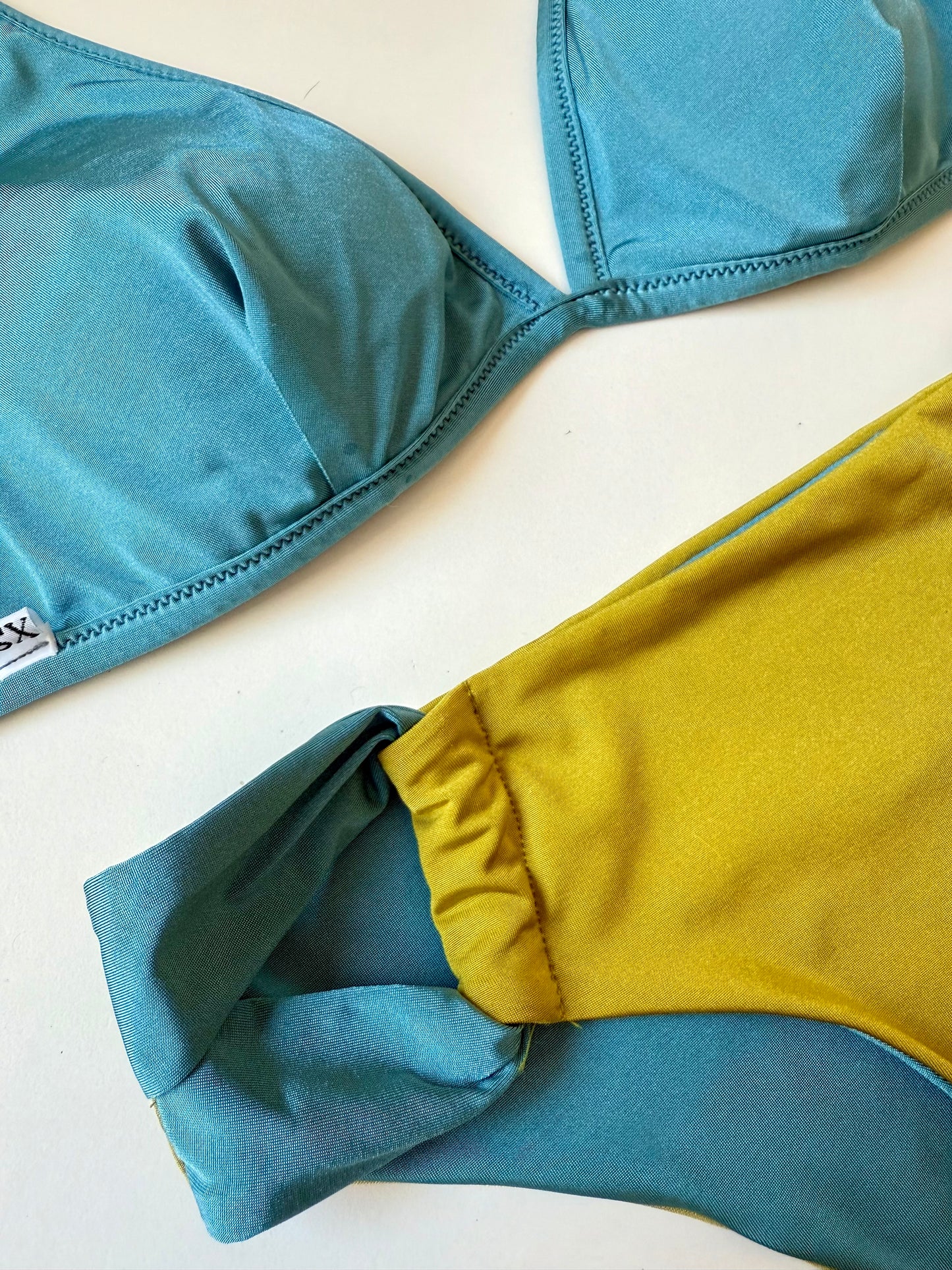TRIANGOLO VELA BORDATO + SLIP FIANCHETTO CELESTE + VERDE PISTACCHIO